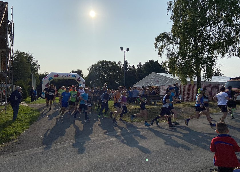 Start der 11 km und 16 km Läuferinnen und Läufer Start der 11 km und 16 km Läuferinnen und Läufer